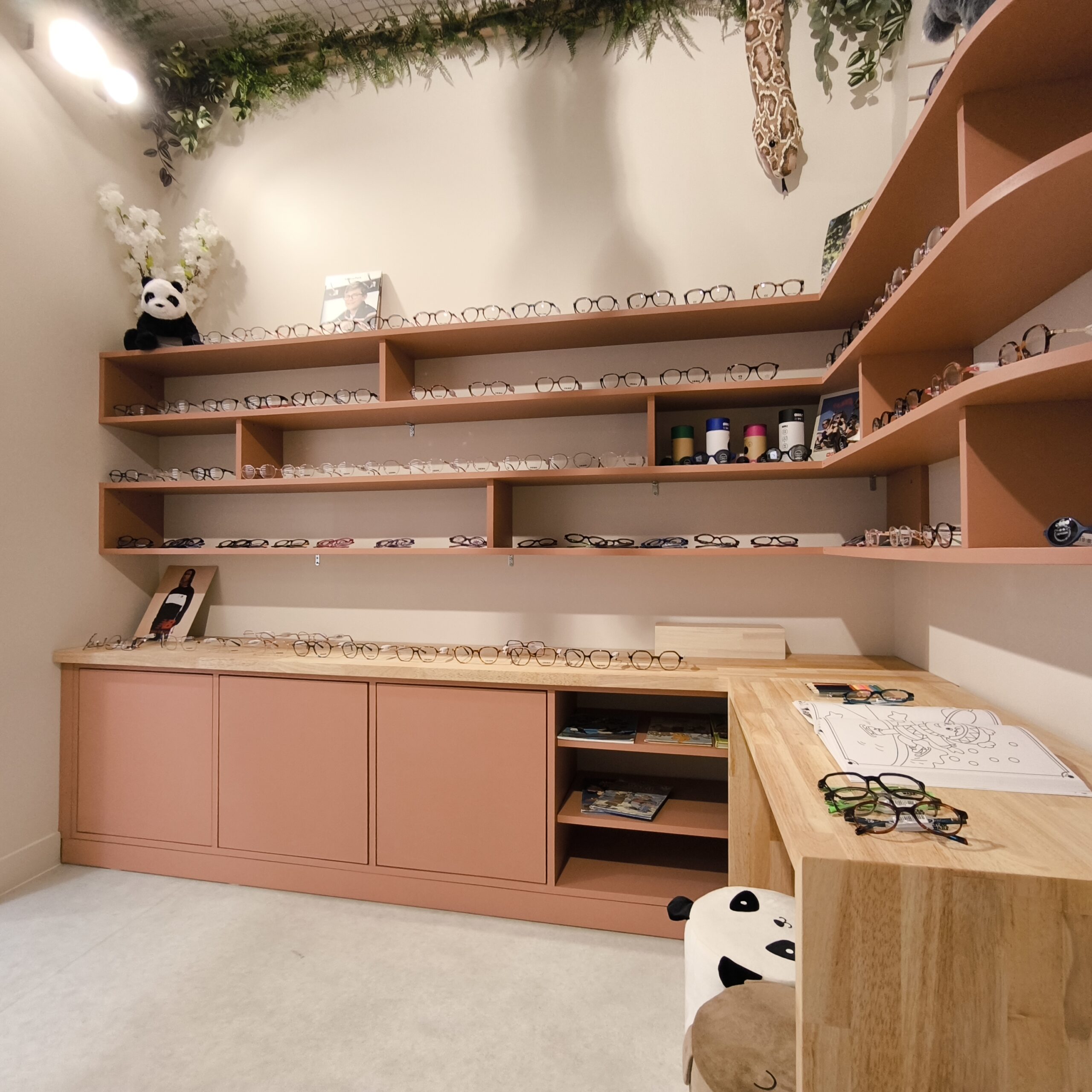 Agencement sur mesure en MDF et hévéa massif, pour professionnels, réalisé dans notre atelier d'ébénisterie.