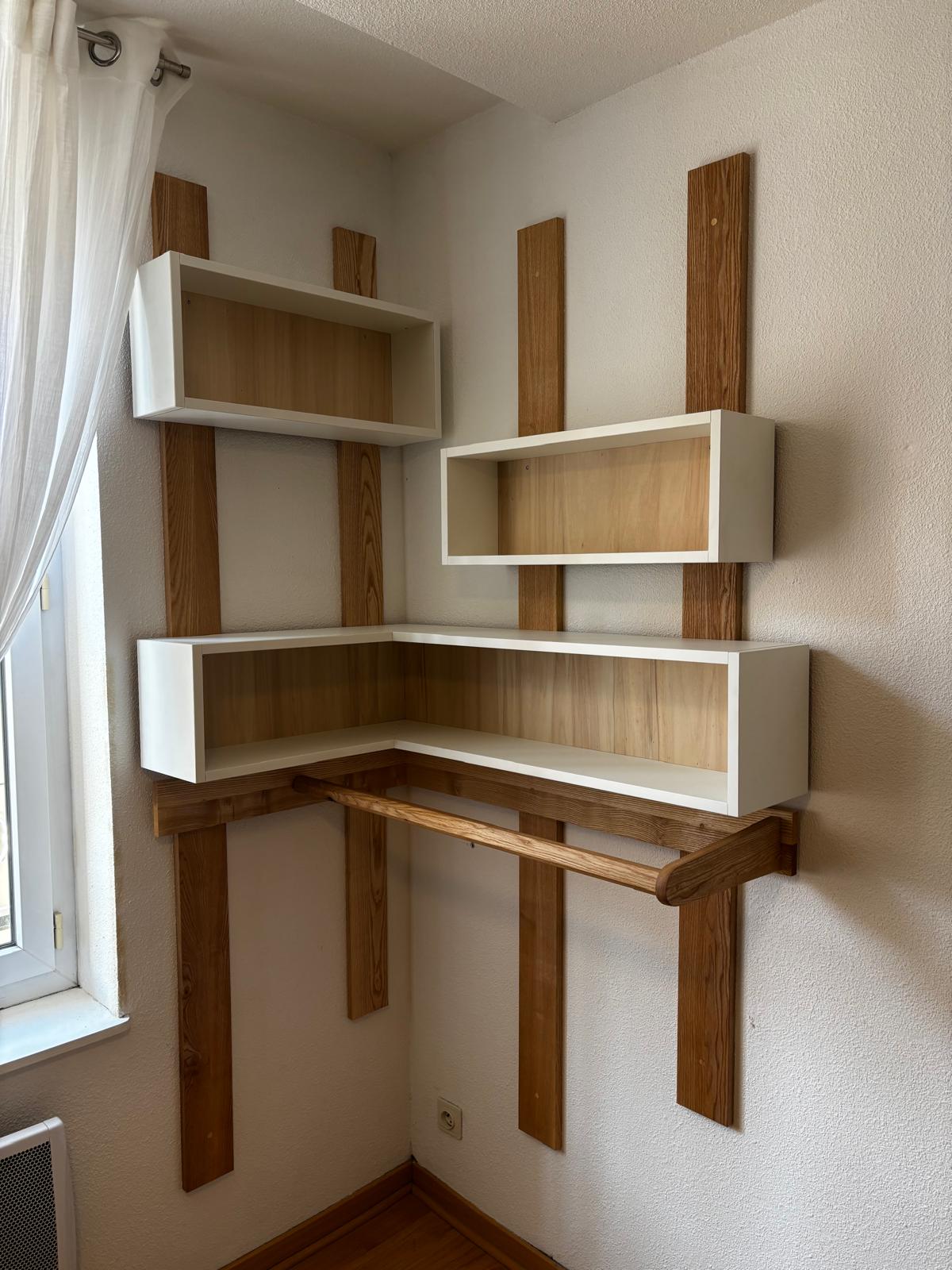 Aménagement intérieur en frêne et chêne et stratifié EGGER, barre de penderie artisanale, réalisé sur mesure dans notre atelier d'ébénisterie.