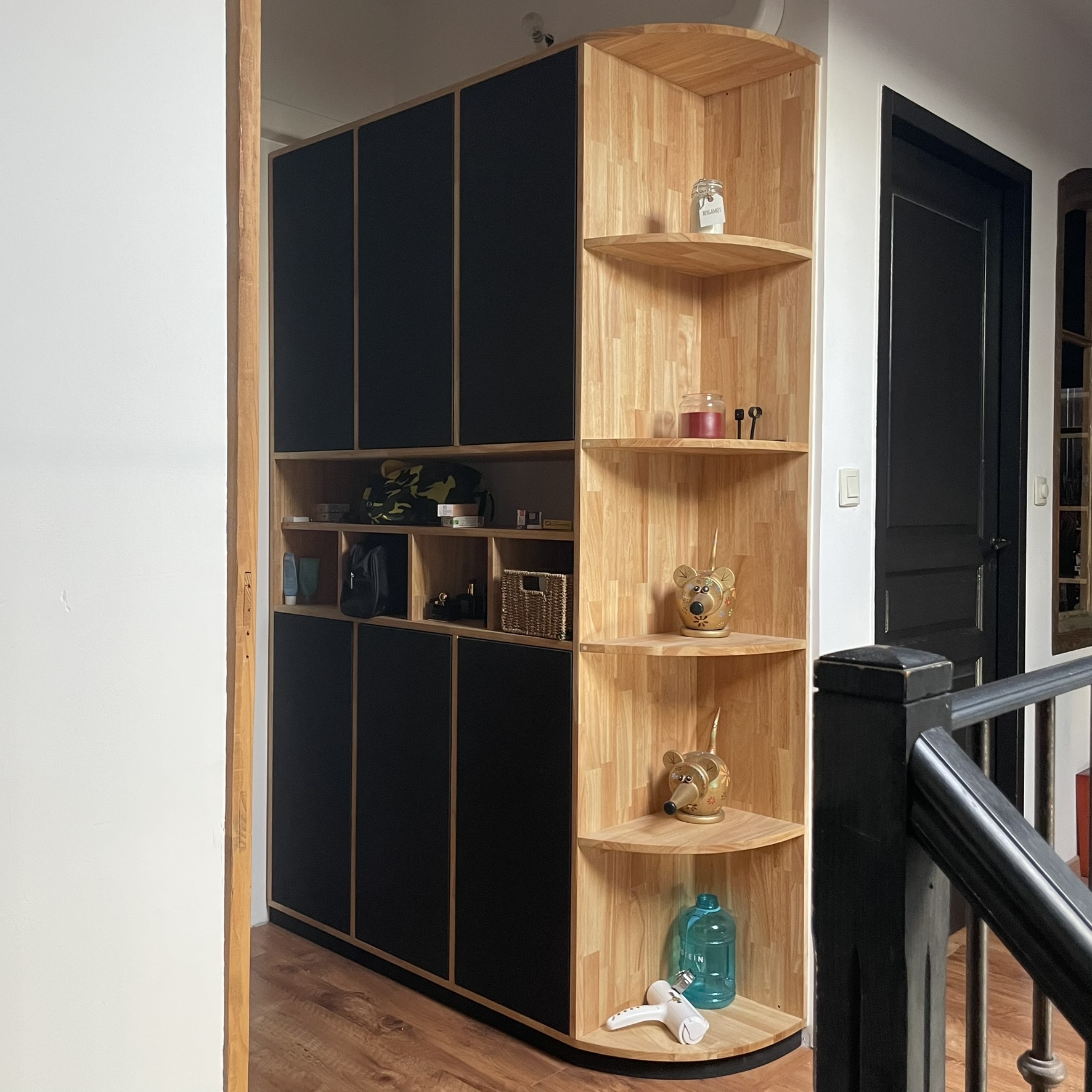 Aménagement intérieur en hévéa massif et Valchromat, réalisé sur mesure dans notre atelier d'ébénisterie.