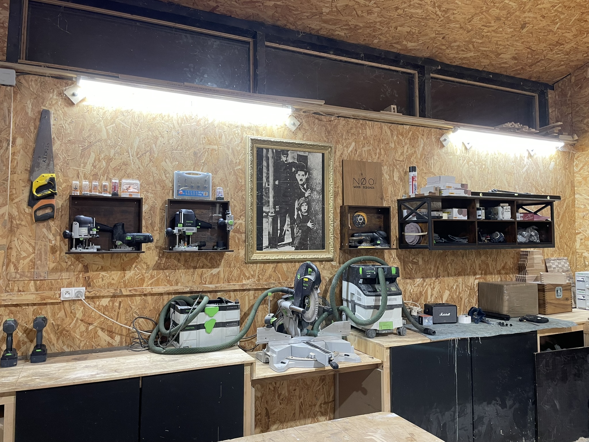 Vue des outils électroportatifs de l’atelier Aux Bois d’Armand, prêts pour la conception et la fabrication de meubles sur mesure.