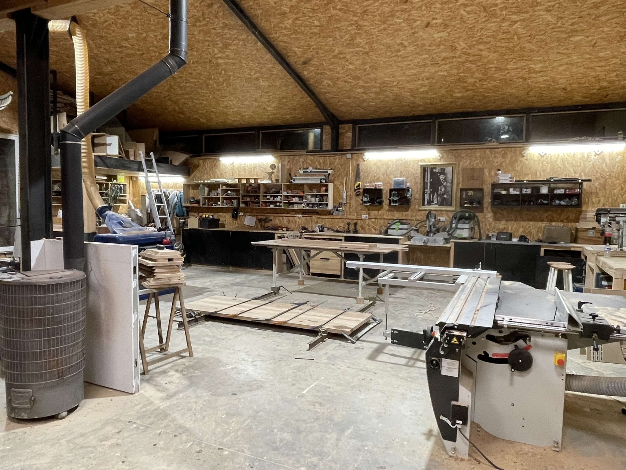 L'atelier de fabrication du mobilier sur mesure Aux Bois d'Armand, un lieu où le bois prend vie.