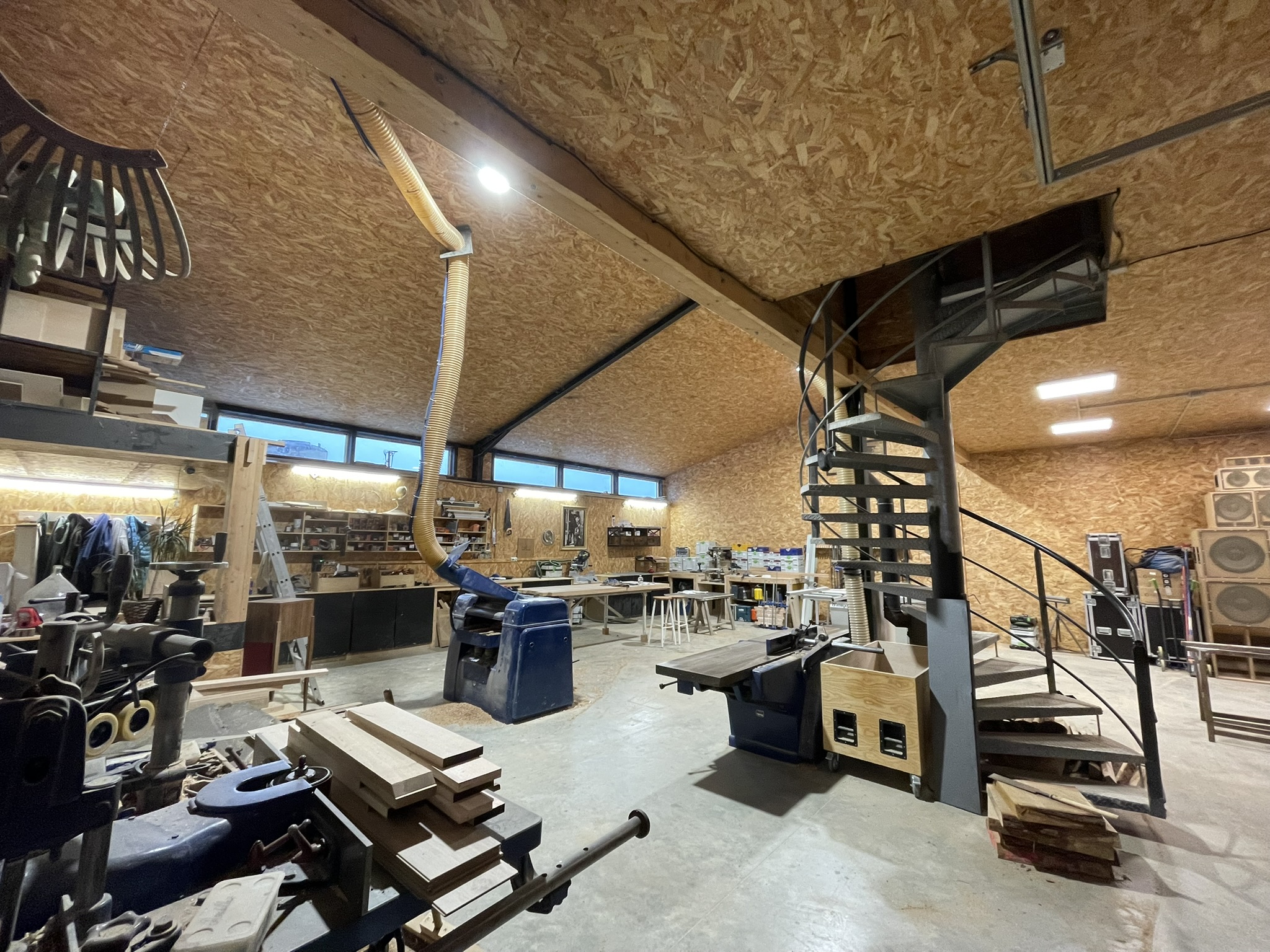 Vue globale de l'atelier d'ébéniste.