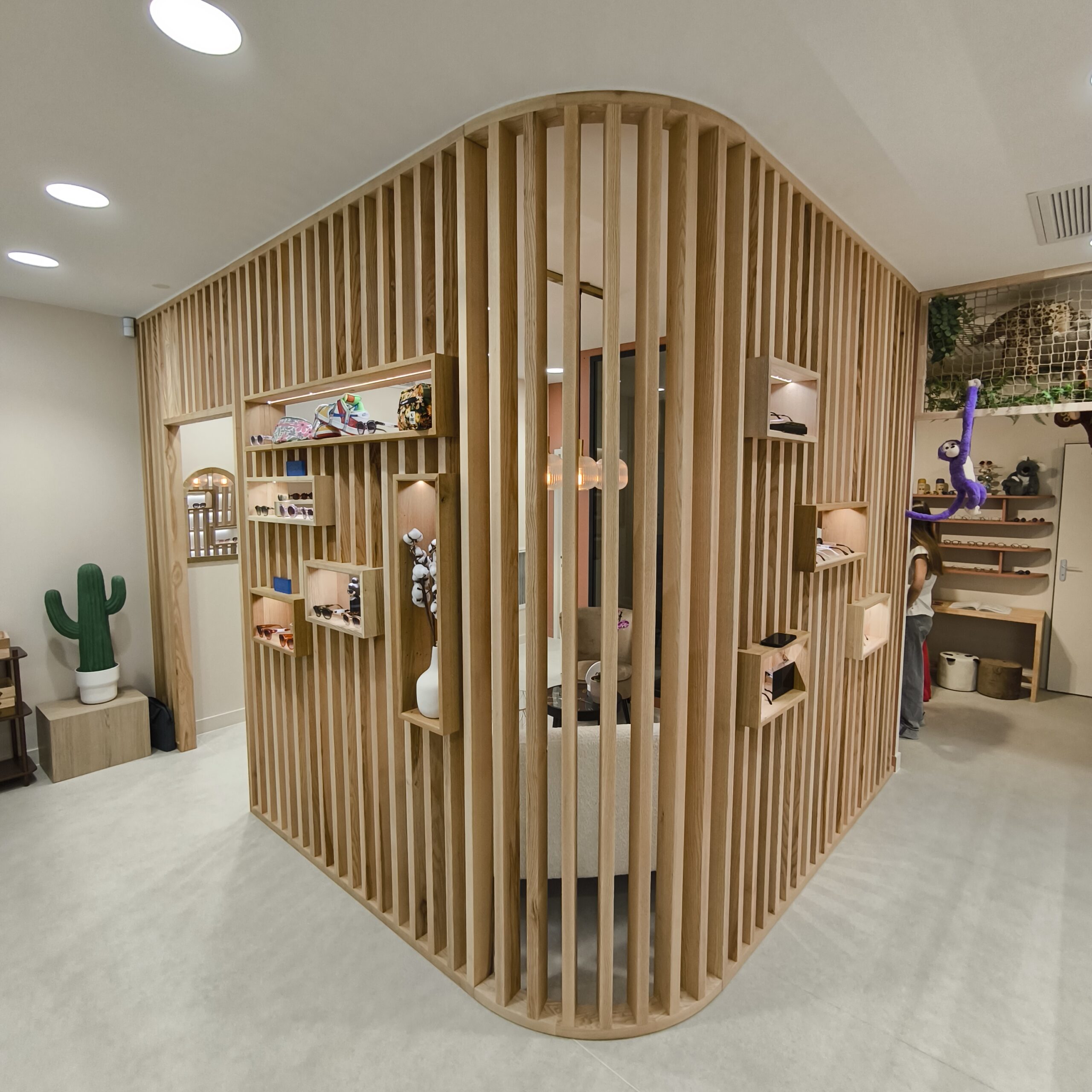 claustra en frêne massif réalisé sur mesure dans notre atelier d'ébénisterie. Comporte des niches en frêne.