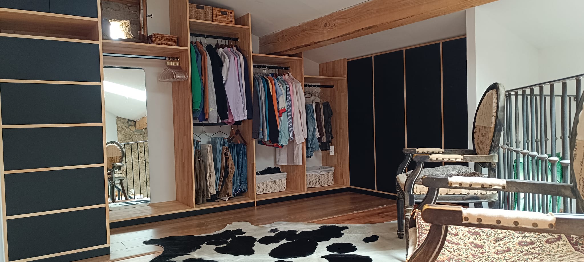 Agencement intérieur, grand dressing sur mesure avec portes, penderie et tiroirs. Réalisé sur mesure dans notre atelier d'ébénisterie.