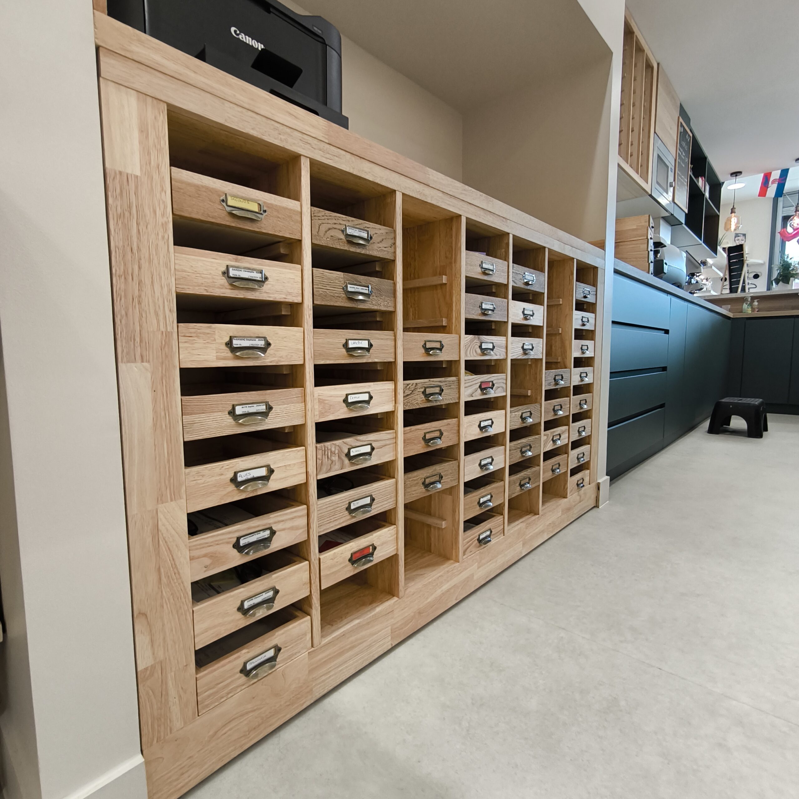 Meuble de métier en hévéa massif avec ses péniches artisanales. Réalisé sur mesure dans notre atelier d'ébénisterie.
