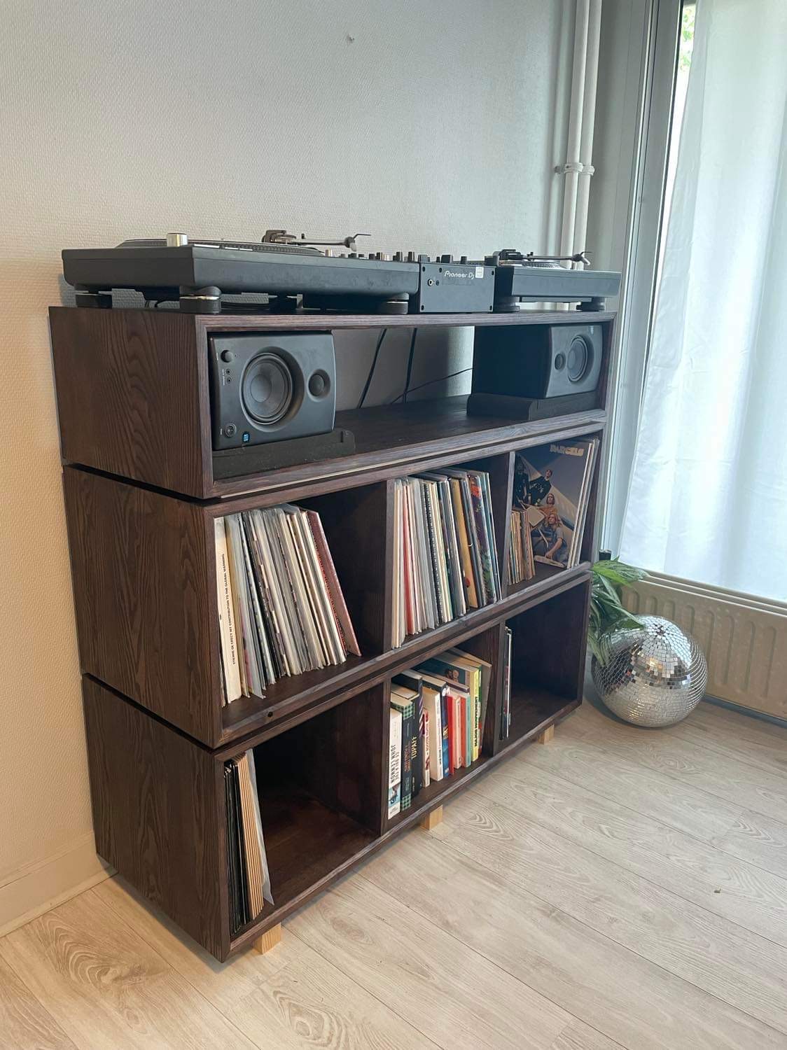 Meuble rangement à vinyles sur mesure, fabrication en frêne massif dans notre atelier d'ébénisterie.