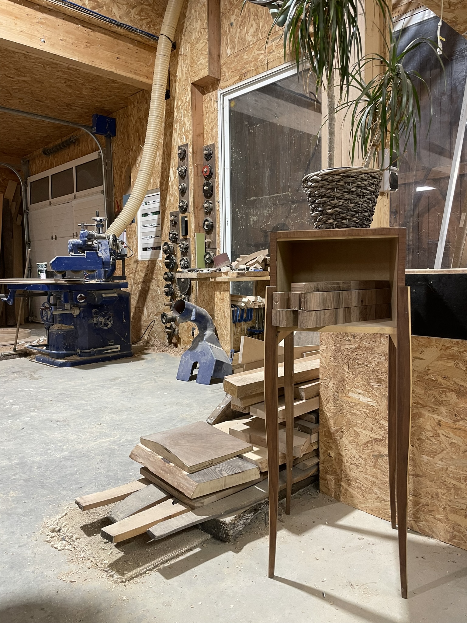 Atelier d’ébénisterie : création d’un meuble de caractère, alliant savoir-faire traditionnel et matériaux nobles.