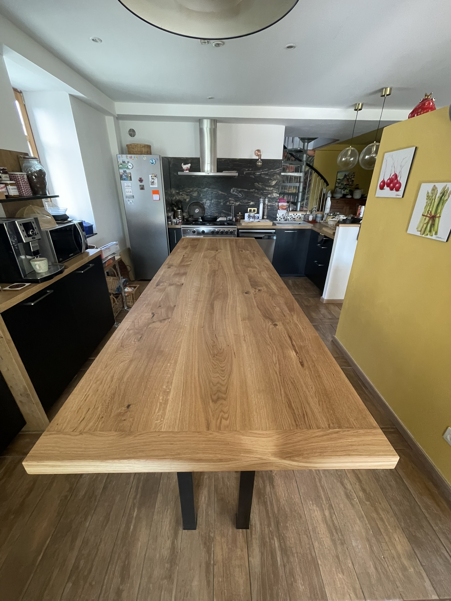 Plan de travail verni en chêne massif, réalisé dans notre atelier d'ébénisterie.