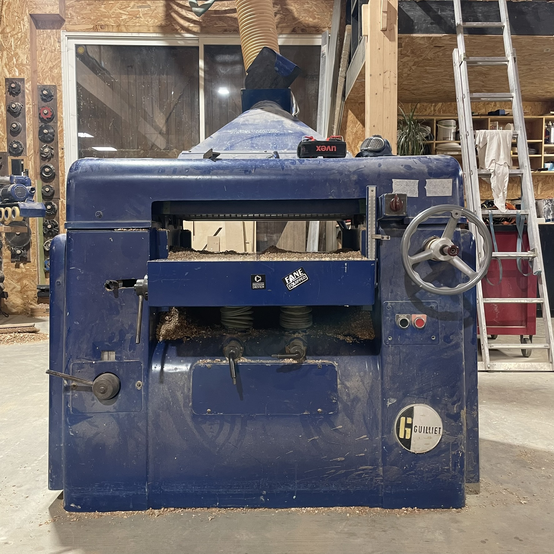 Raboteuse professionnelle en action dans l’atelier Aux Bois d’Armand.