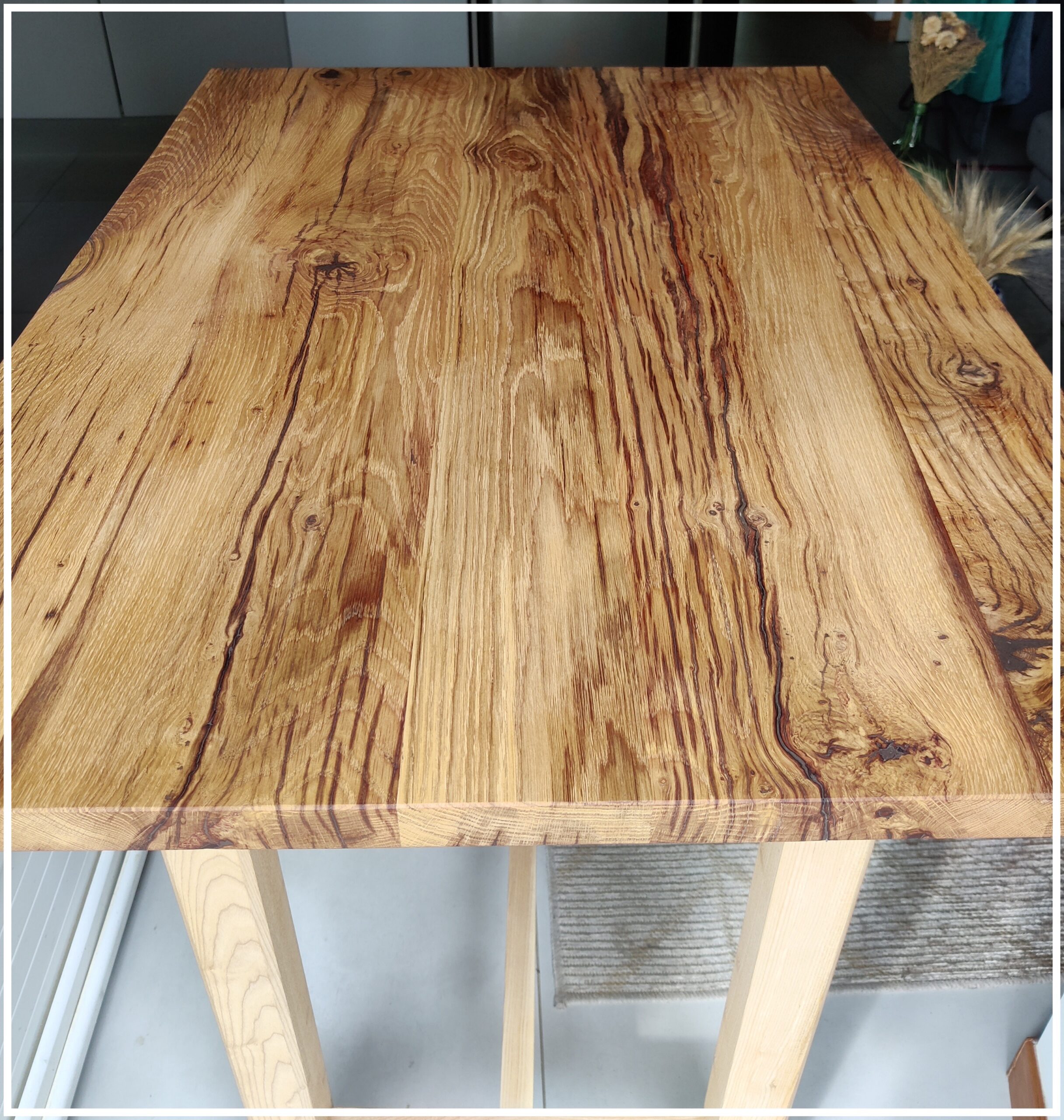 Table en chêne massif, piètement en frêne massif, réalisée dans notre atelier d'ébénisterie.