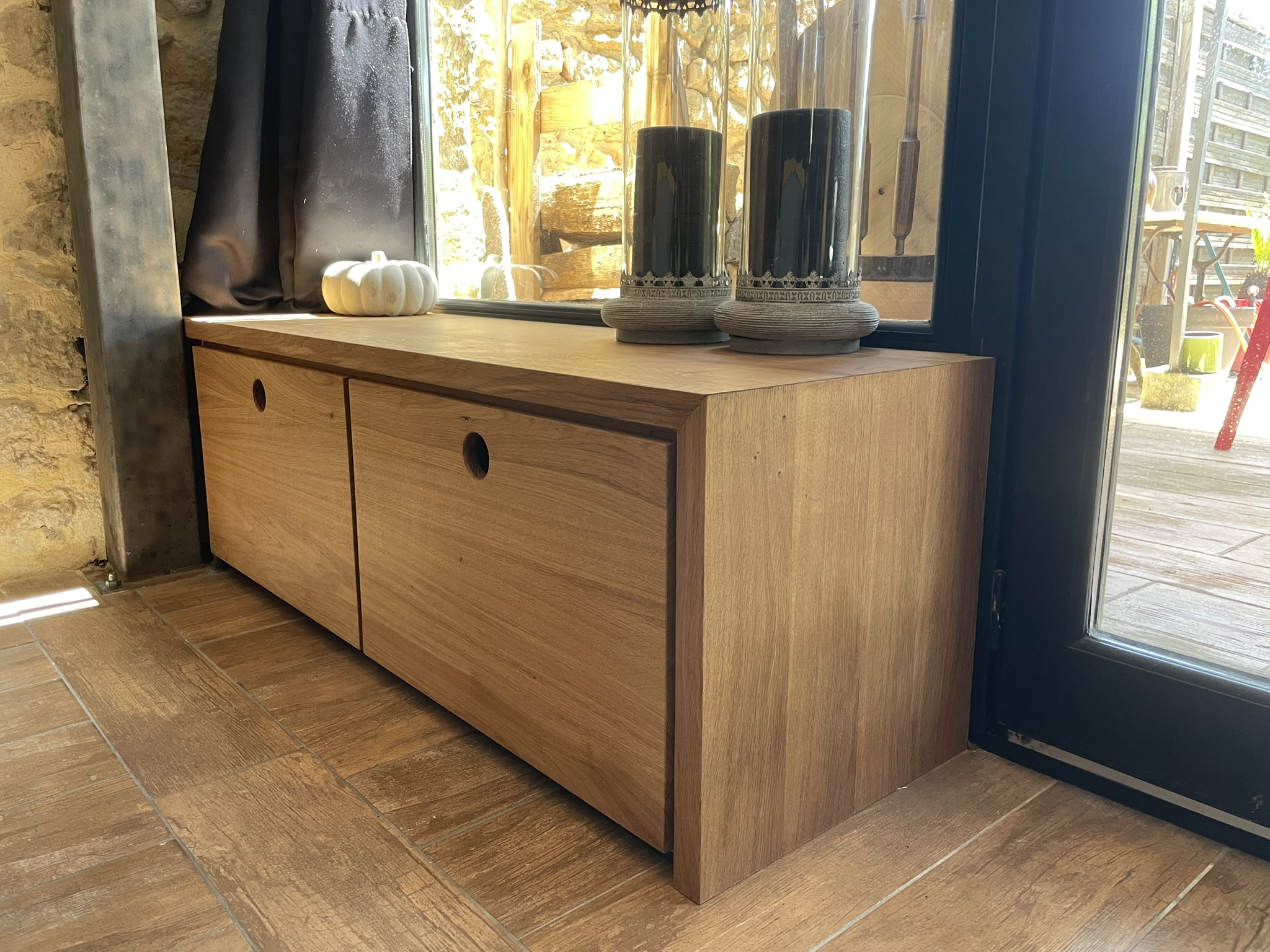 banquettes d'intérieure artisanales en chêne massif, finition huilée, réalisé sur mesure dans notre atelier d'ébénisterie.