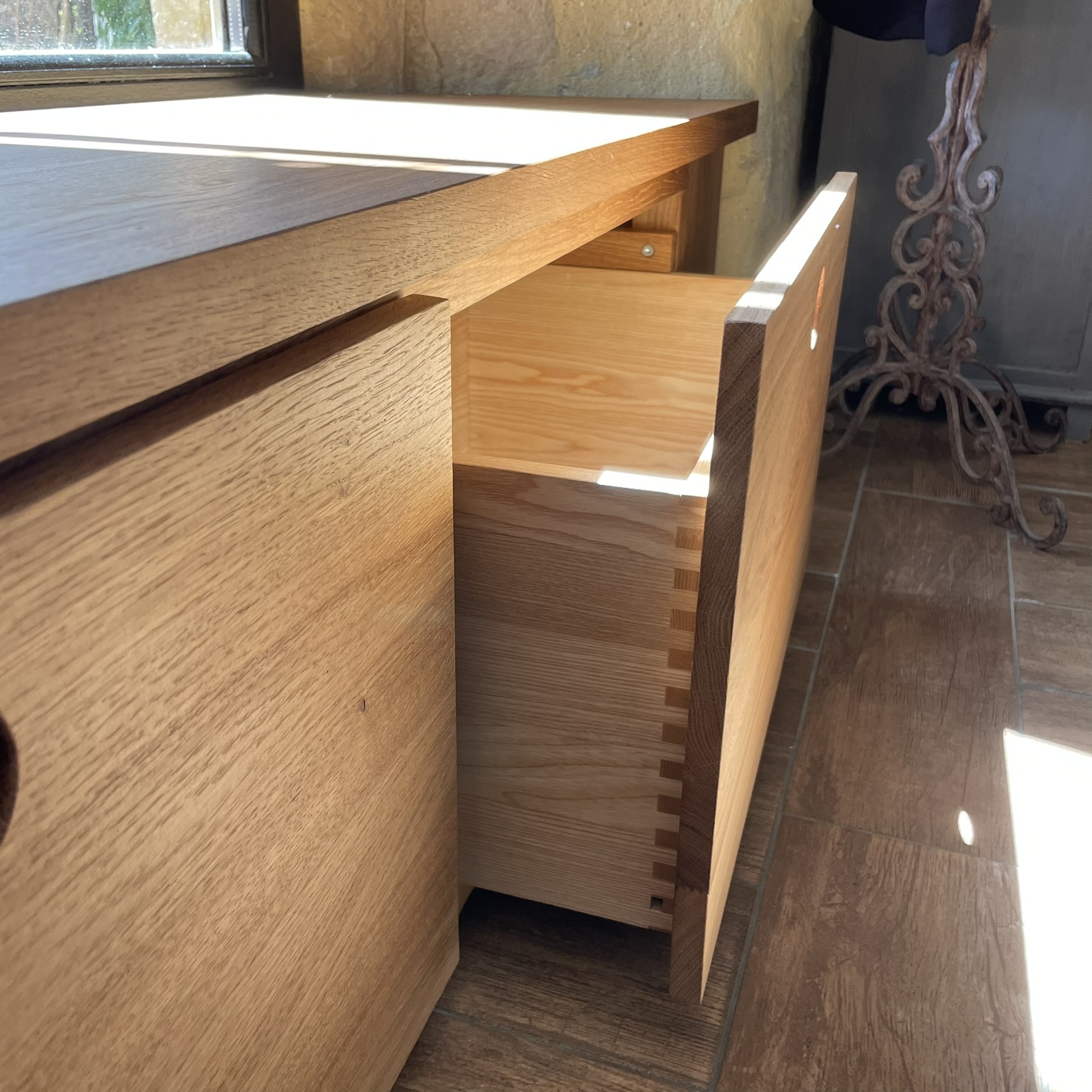 banquettes d'intérieure artisanales en chêne massif, finition huilée, réalisé sur mesure dans notre atelier d'ébénisterie.