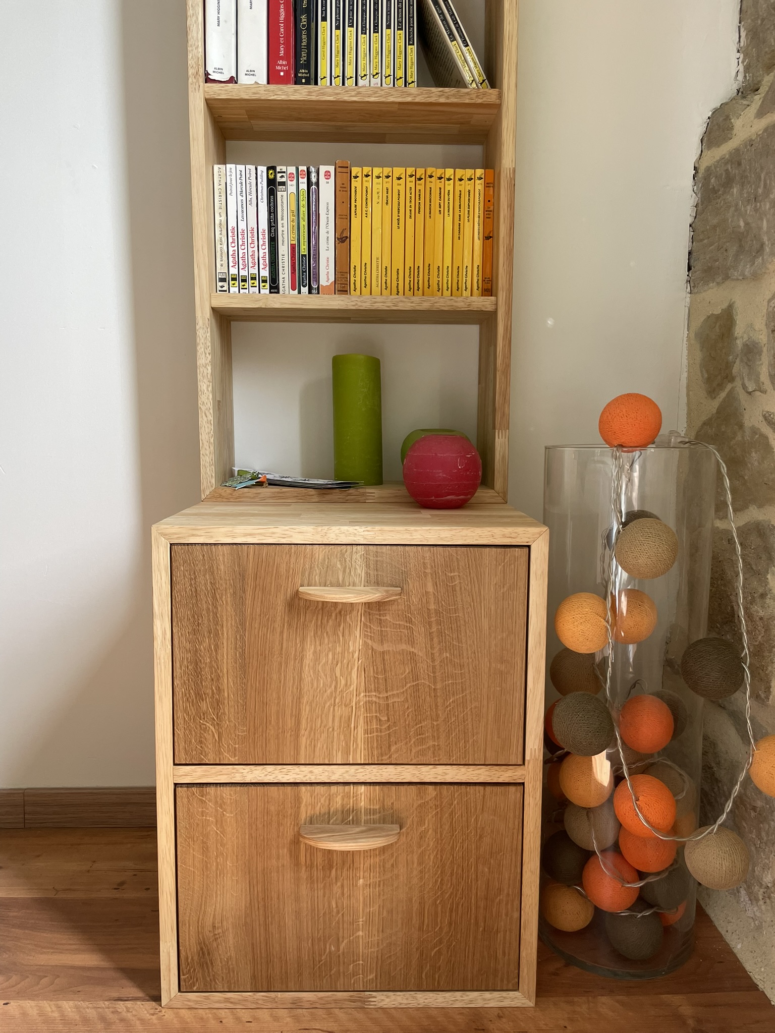 Aménagement intérieur en chêne et lamellé collé hévéa, façades et poignées artisanale, réalisé sur mesure dans notre atelier d'ébénisterie.