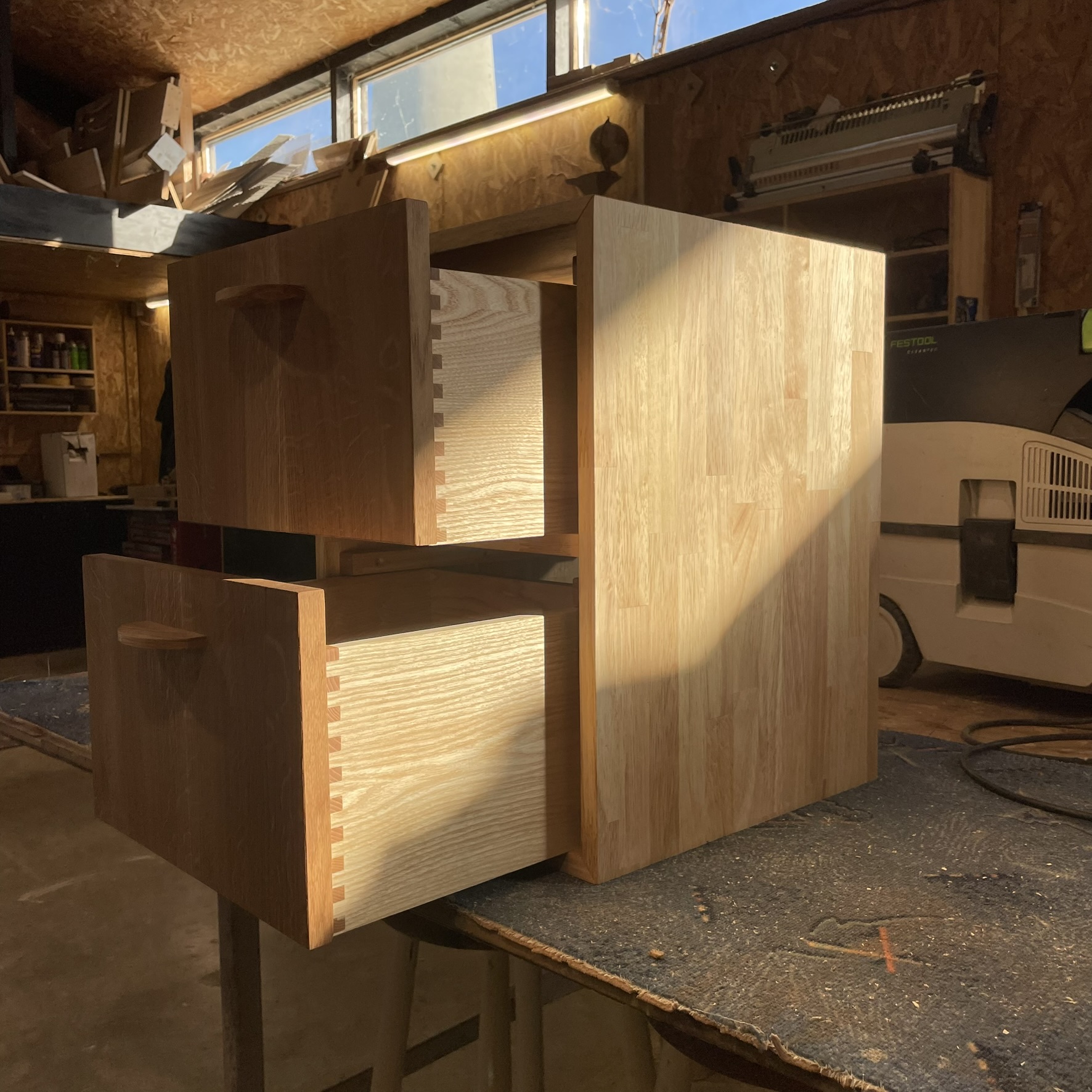 Aménagement intérieur en chêne et lamellé collé hévéa, façades et poignées artisanale, réalisé sur mesure dans notre atelier d'ébénisterie.