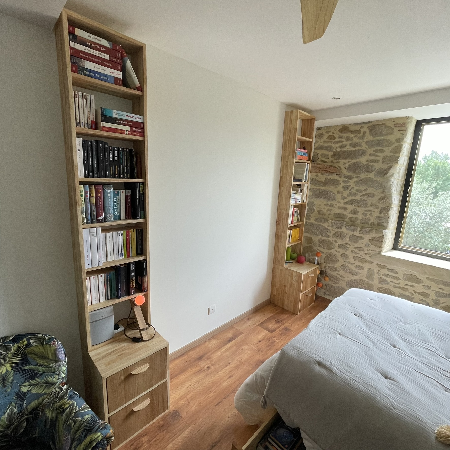 Aménagement intérieur en chêne et lamellé collé hévéa, façades et poignées artisanale, réalisé sur mesure dans notre atelier d'ébénisterie.