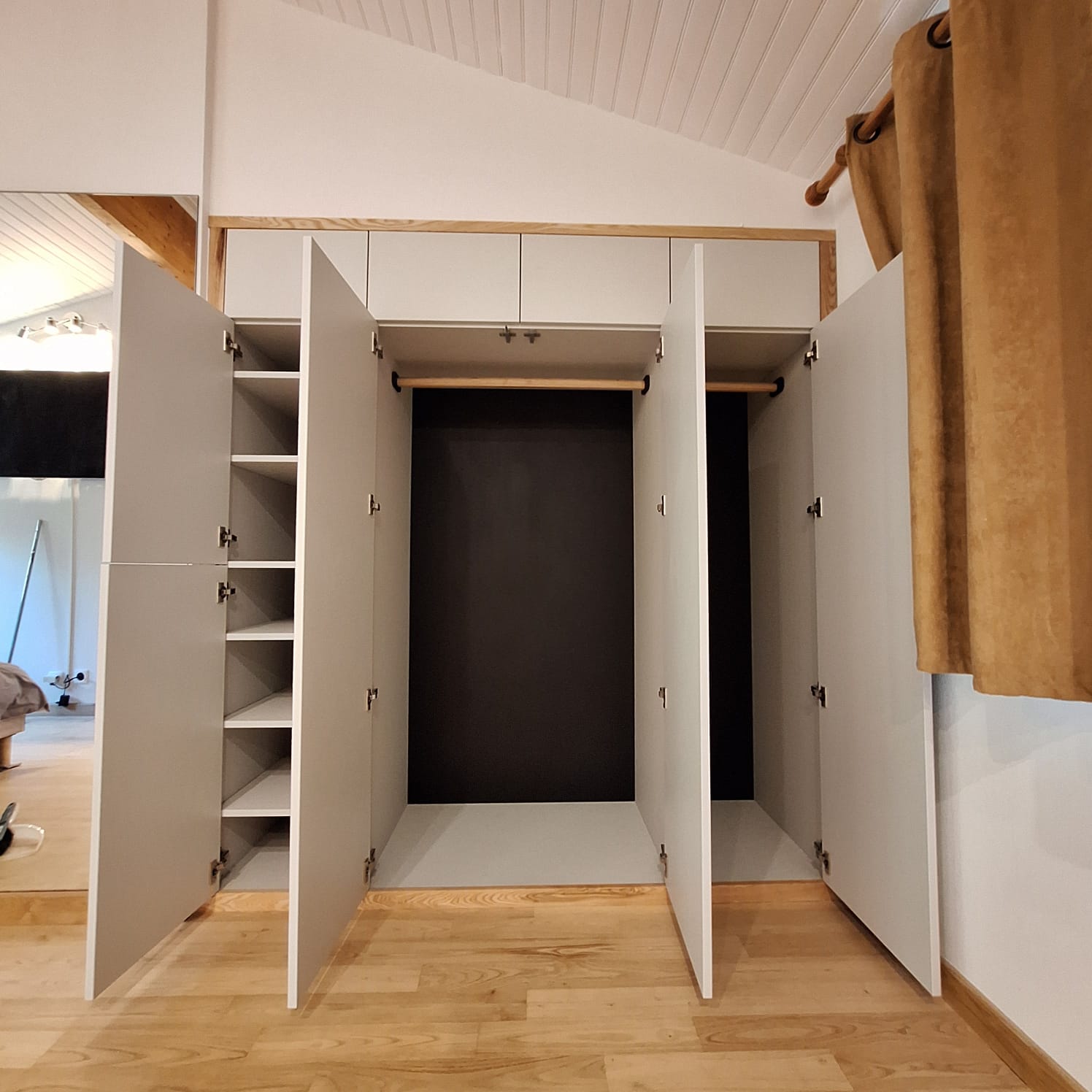 Dressing en miroir sur mesure, fabrication en frêne massif et stratifié EGGER dans notre atelier d'ébénisterie.