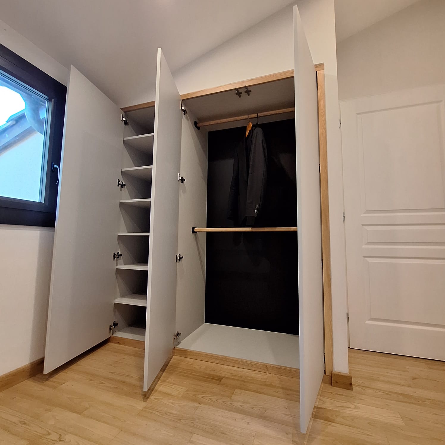 Dressing en miroir sur mesure, fabrication en frêne massif et stratifié EGGER dans notre atelier d'ébénisterie.