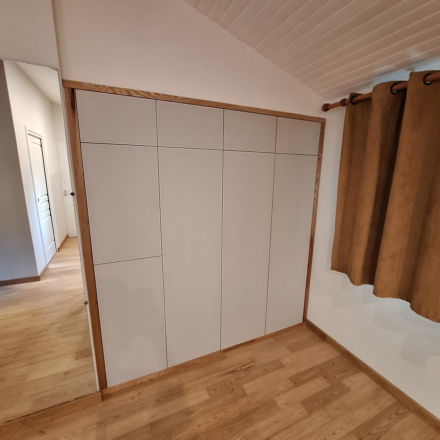 Dressing en miroir sur mesure, fabrication en frêne massif et stratifié EGGER dans notre atelier d'ébénisterie.