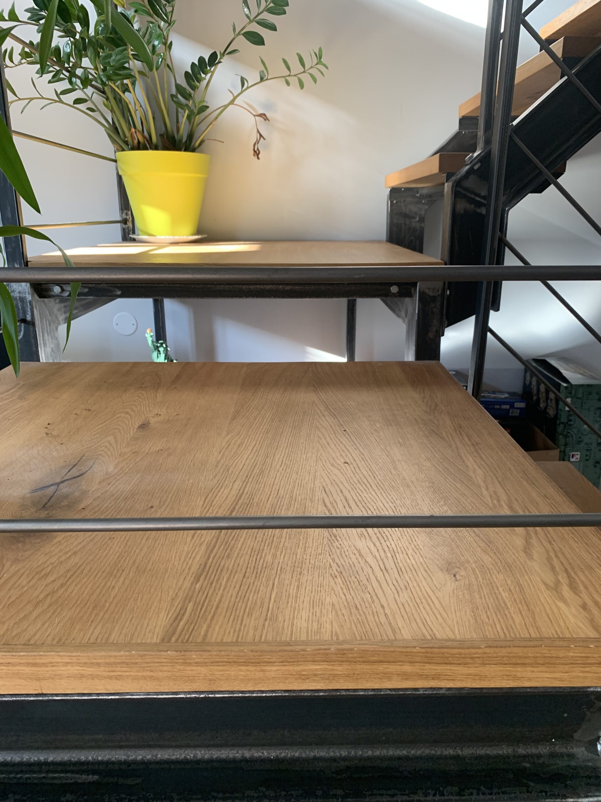 Marches d'escalier artisanales en chêne massif, finition huilée, réalisées sur mesure dans notre atelier d'ébénisterie.