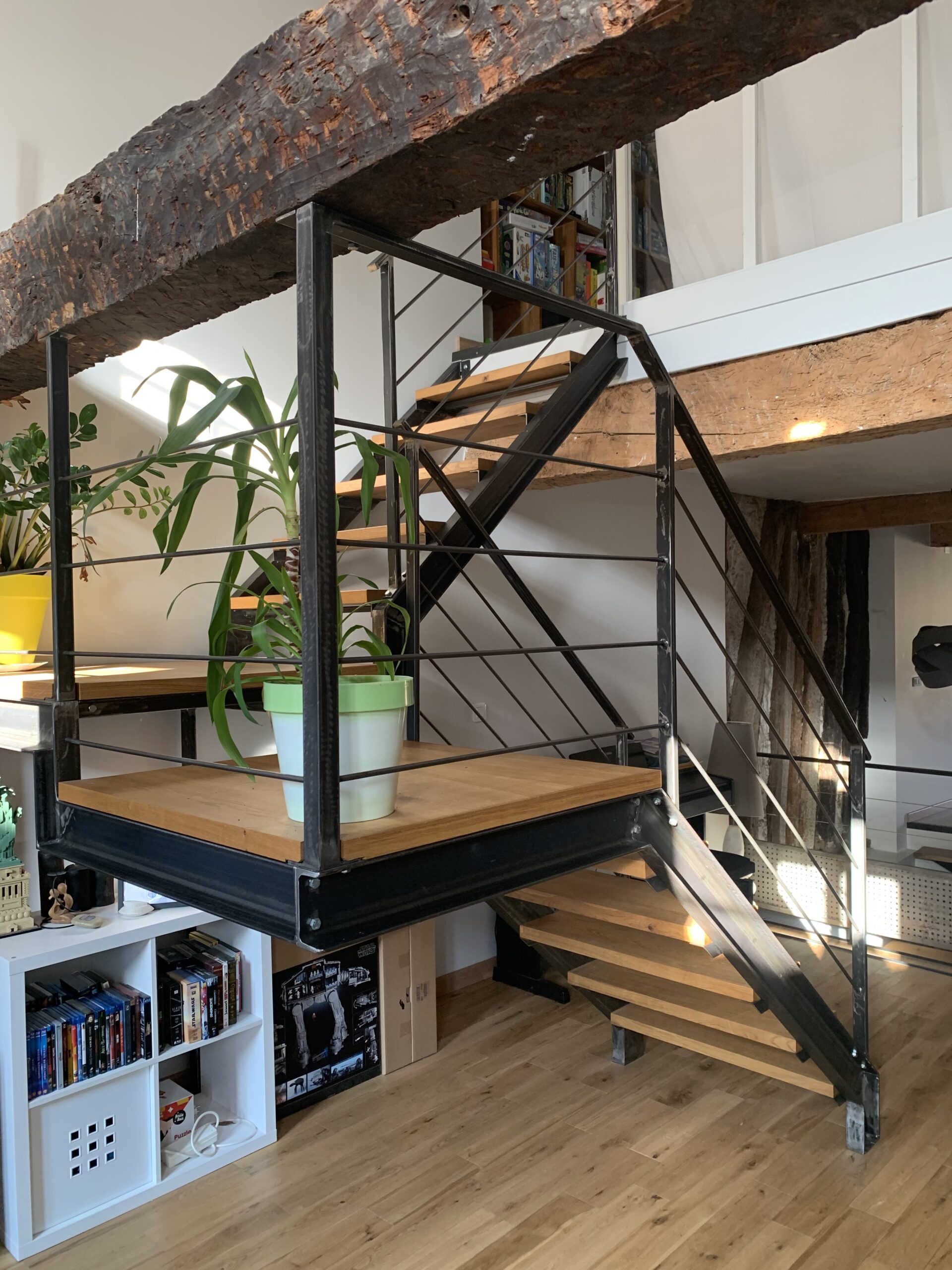 Marches d'escalier artisanales en chêne massif, finition huilée, réalisées sur mesure dans notre atelier d'ébénisterie.