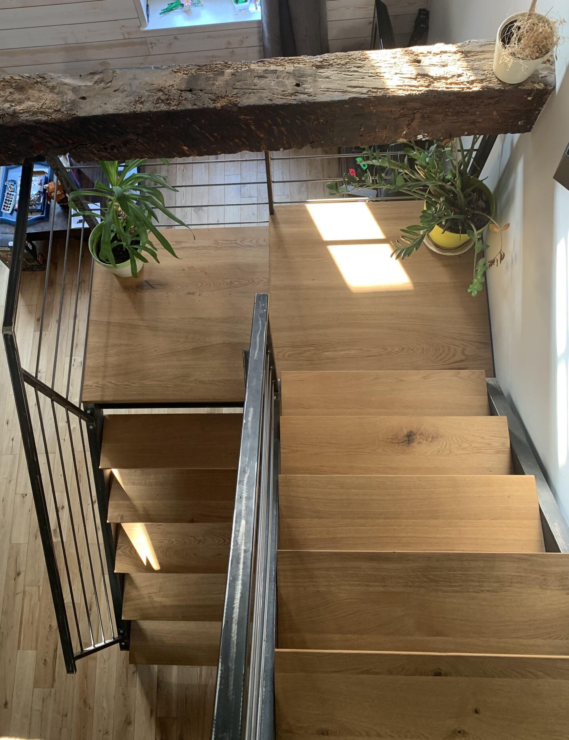 Marches d'escalier artisanales en chêne massif, finition huilée, réalisées sur mesure dans notre atelier d'ébénisterie.