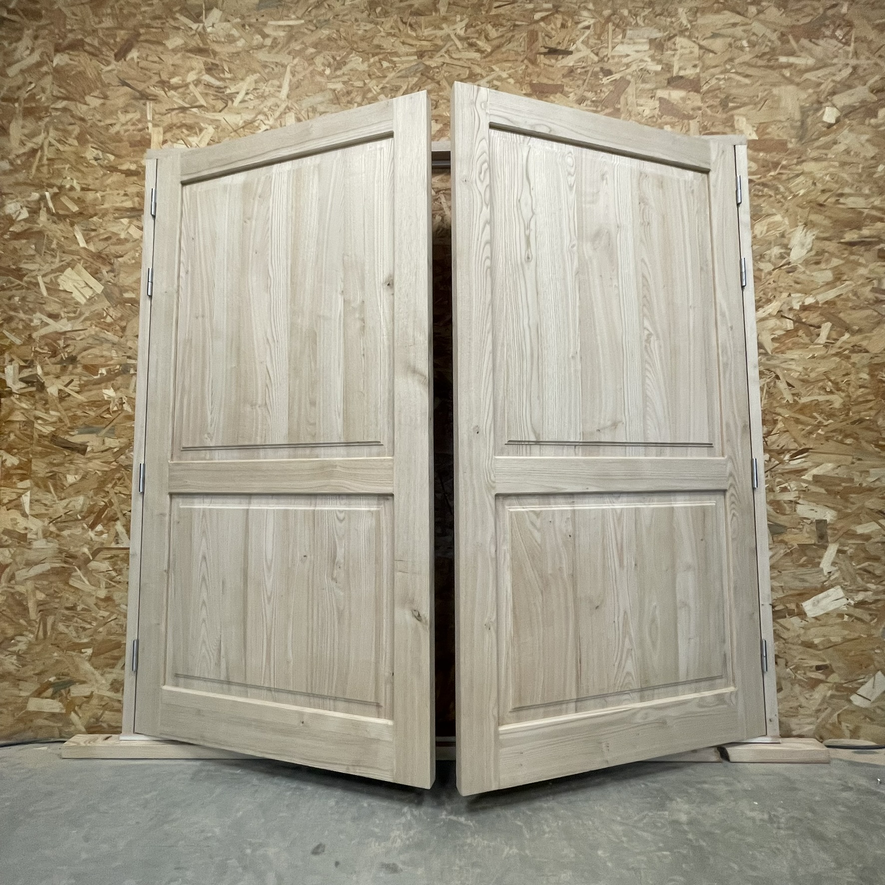 Porte de garage avec en châtaigner massif. Création sur mesure à notre atelier d'ébénisterie.