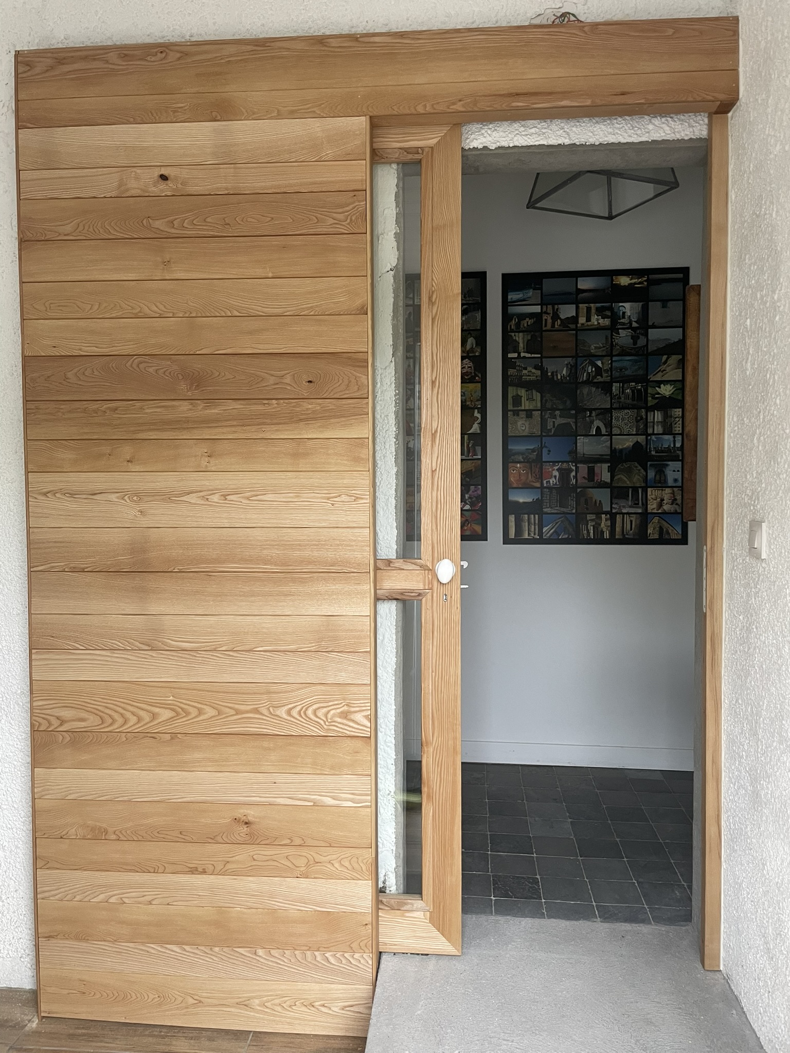 Porte coulissante d'intérieure artisanale en frêne massif, finition huilée, réalisées sur mesure dans notre atelier d'ébénisterie à Toulouse.
