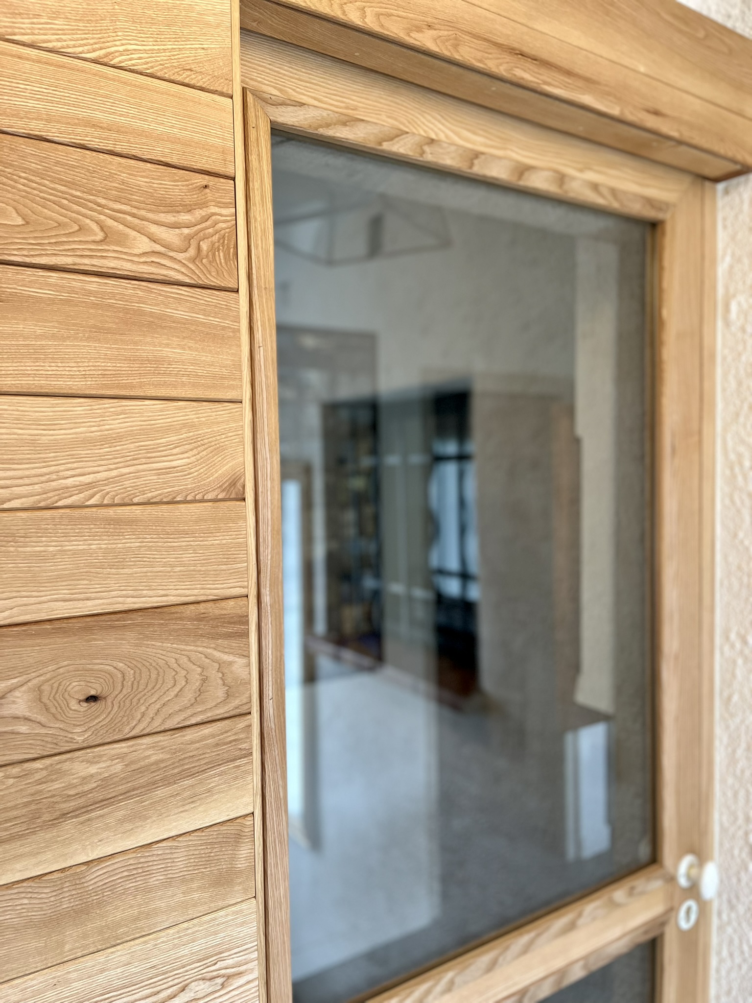 Porte coulissante d'intérieure artisanale en frêne massif, finition huilée, réalisées sur mesure dans notre atelier d'ébénisterie à Toulouse.